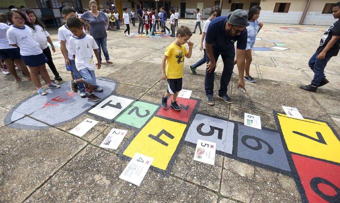 Lei que institui ensino em tempo integral no Brasil é sancionada