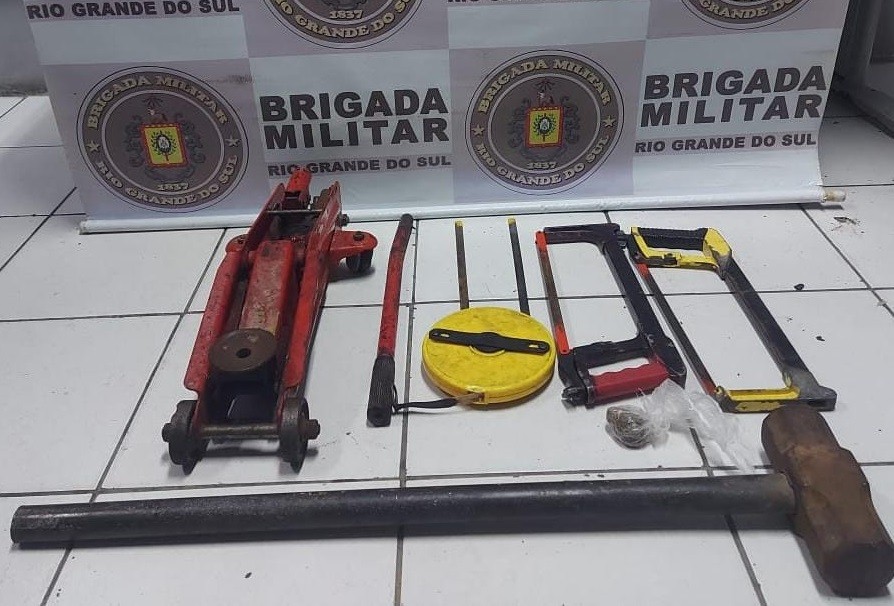 Furtando trilhos de trem: homens são presos no Distrito Industrial