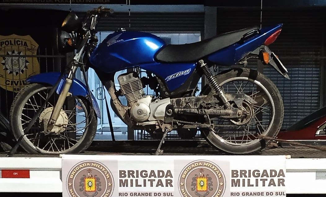 BM recupera motocicleta roubada e prende responsáveis