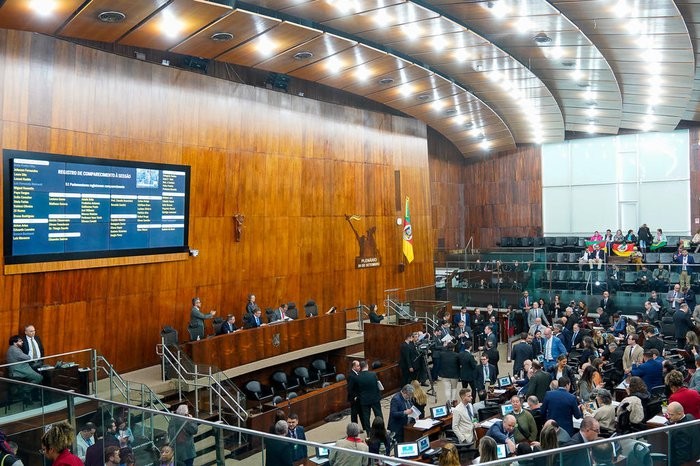 Deputados aprovam medidas que dificultam alterações no Hino do RS