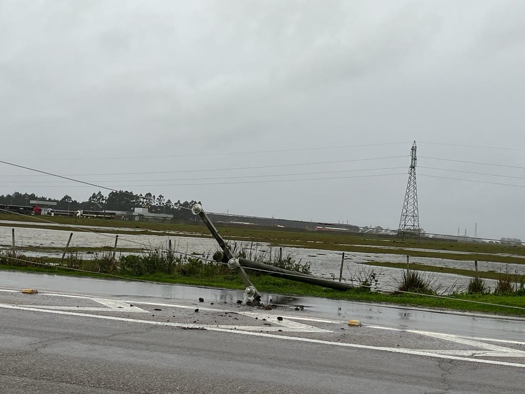 Mais de 40% dos consumidores da CEEE em Rio Grande permanecem sem energia elétrica
