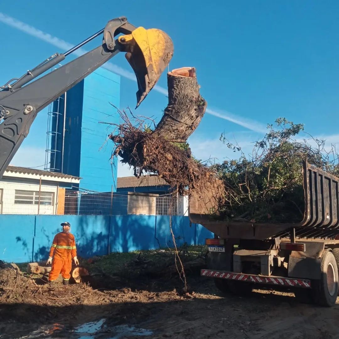 Final de semana de sol colabora com equipes que atuam na reconstrução de Rio Grande após o ciclone