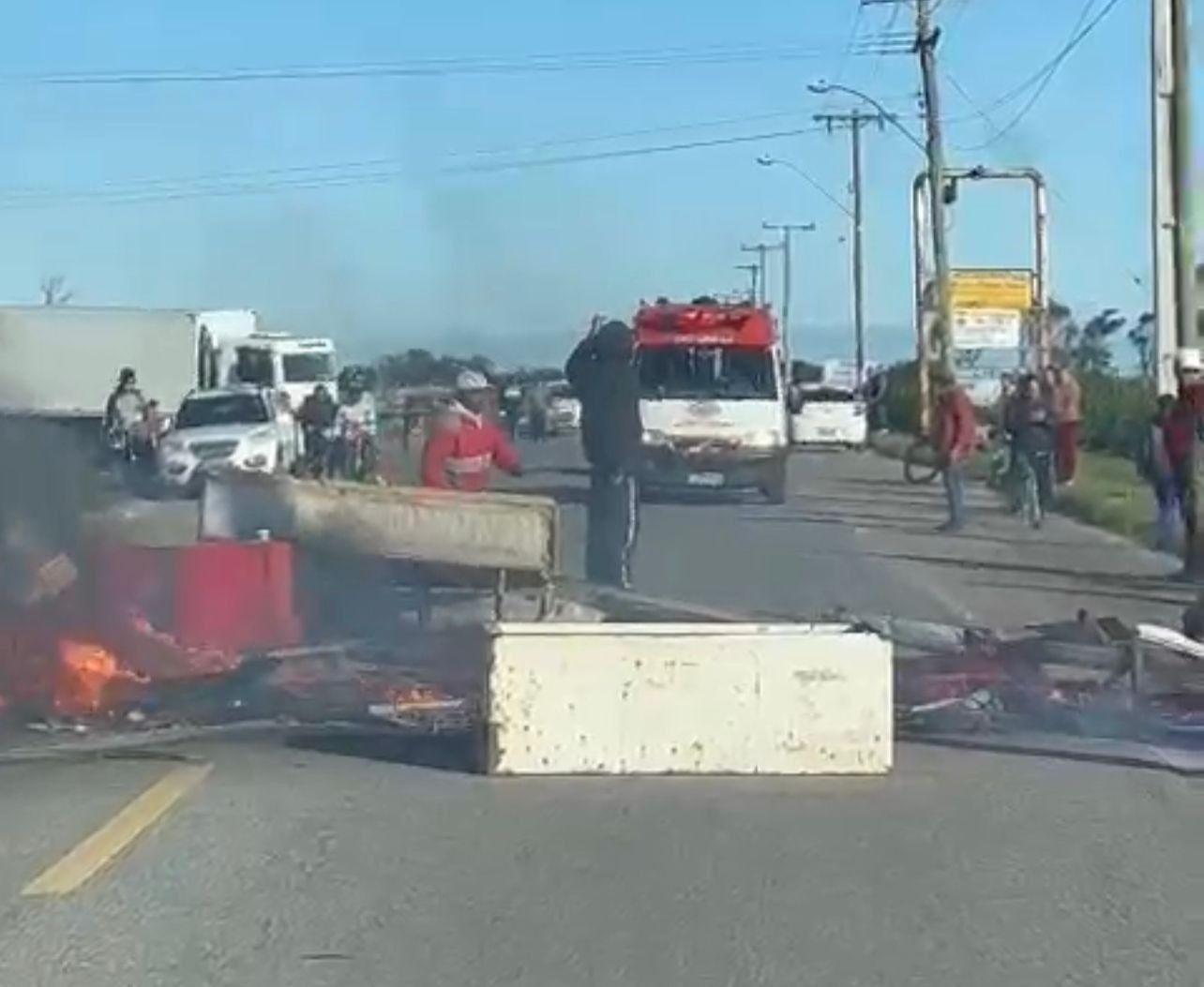 Manifestantes bloqueiam trânsito na BR-392 em protesto contra a falta de energia elétrica