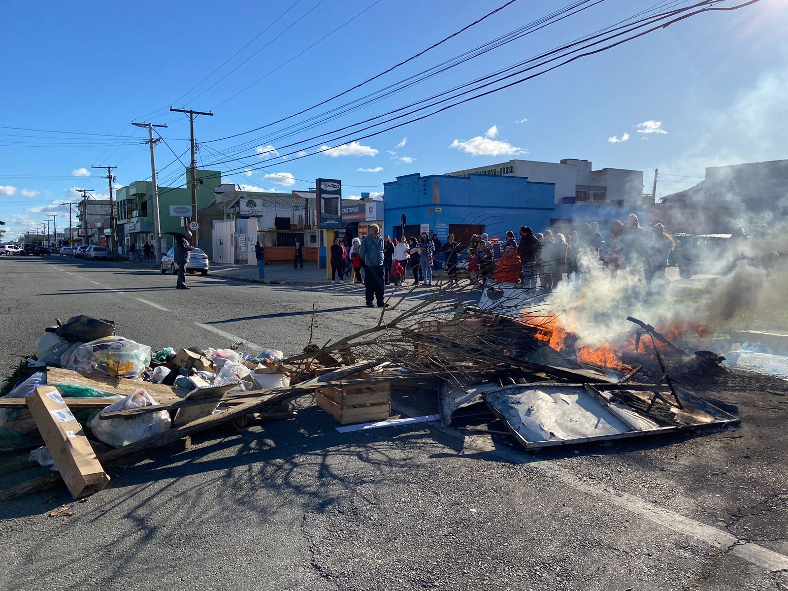 Manifestantes fecham diversos trechos da cidade em protesto à falta de energia 