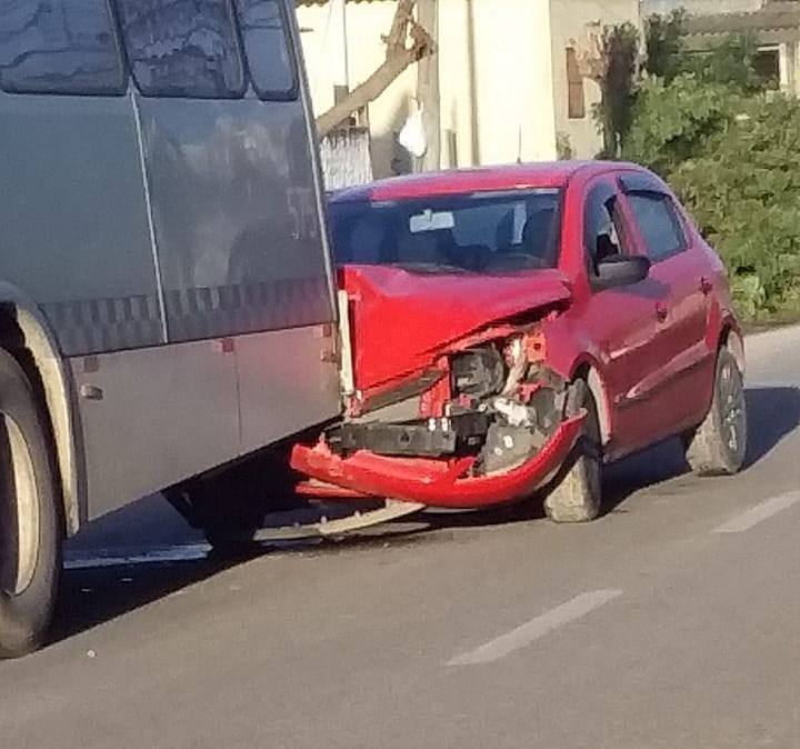Ônibus do transporte coletivo e carro colidem em Rio Grande 