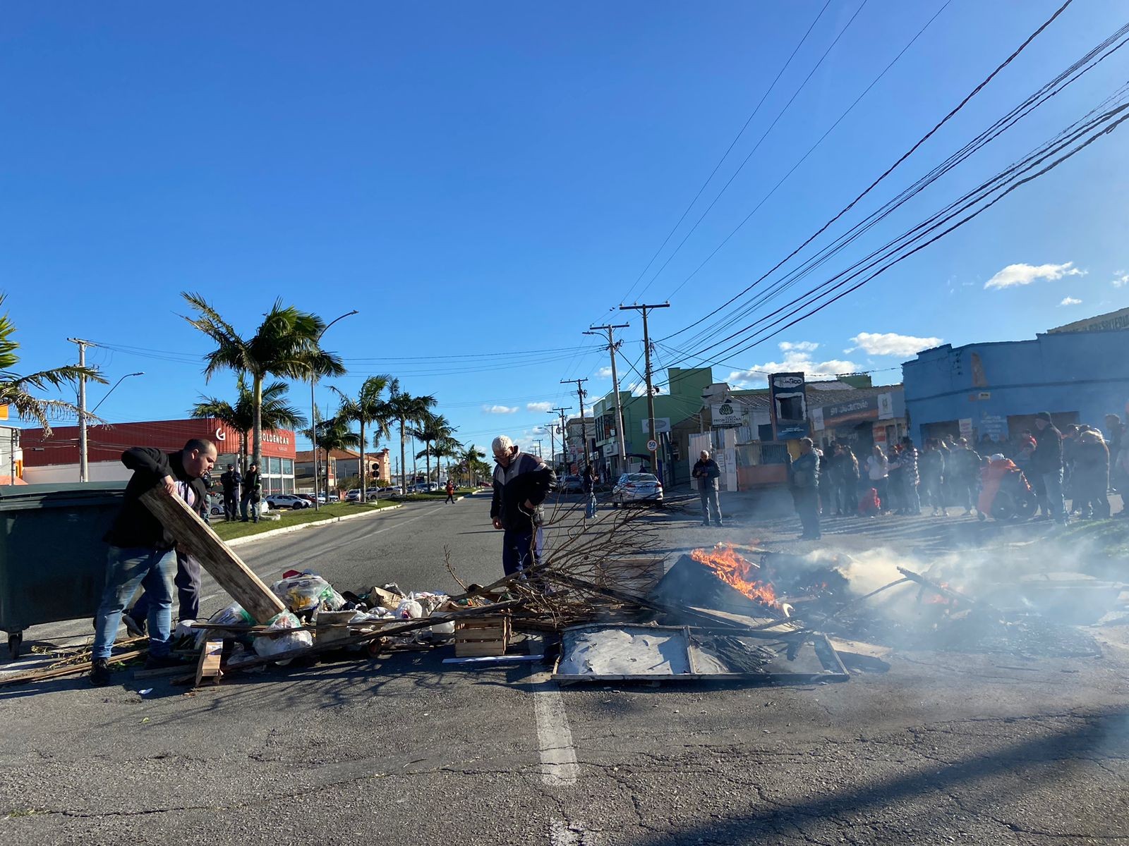 Protestos contra a falta de energia elétrica marcaram a segunda-feira na Região Sul