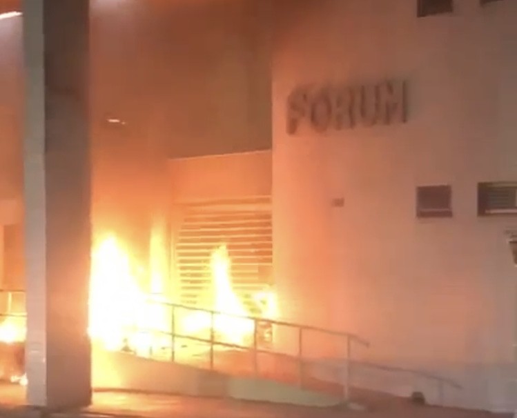 Incêndio é registrado em frente ao antigo Fórum de Rio Grande