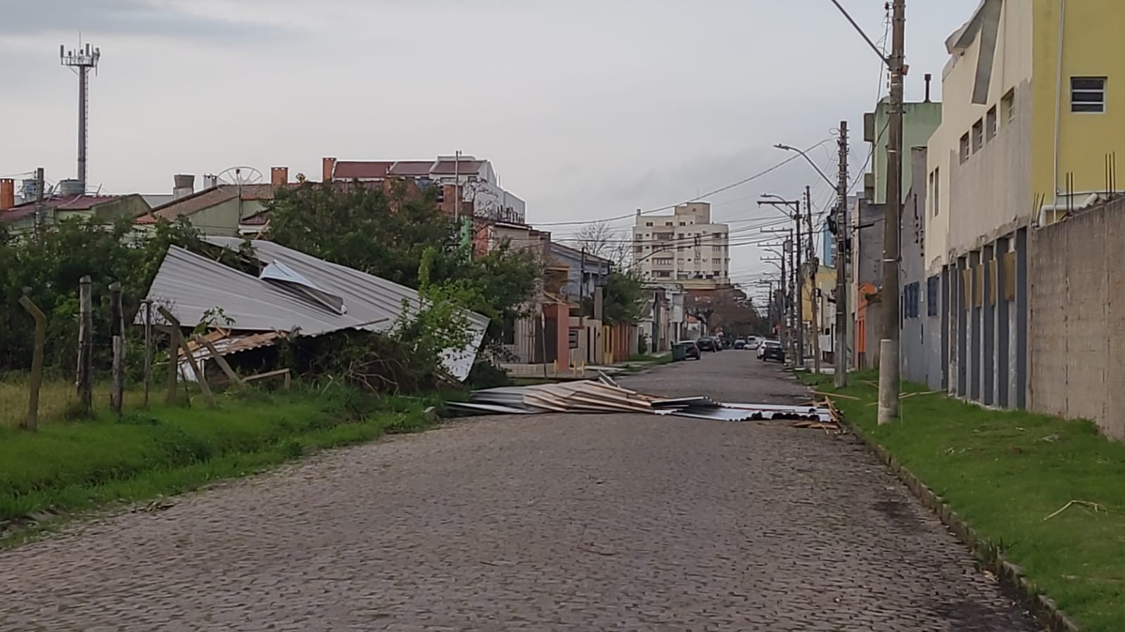 Telhado do Grupo Escoteiros Silva Paes é levado por ventania