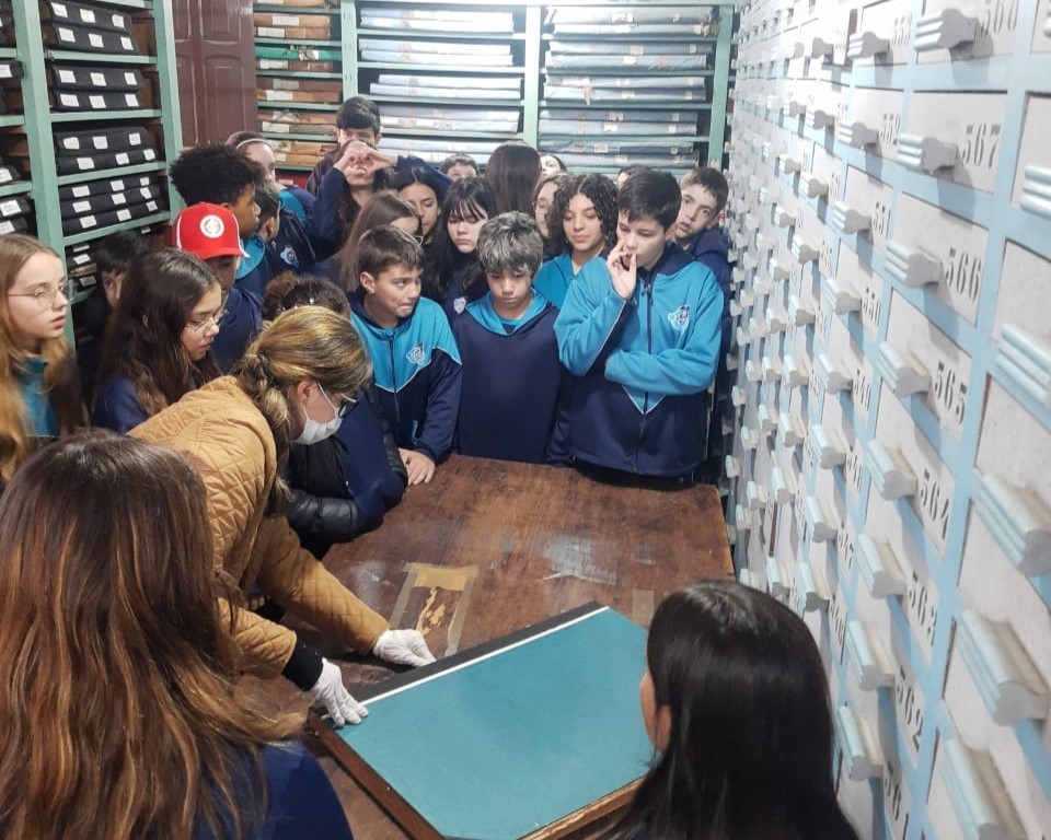 Alunos visitam Biblioteca Rio-grandense através do projeto "Entre Livros"