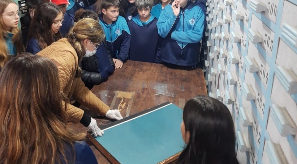 Alunos da rede municipal de ensino visitam a Biblioteca Rio-grandense