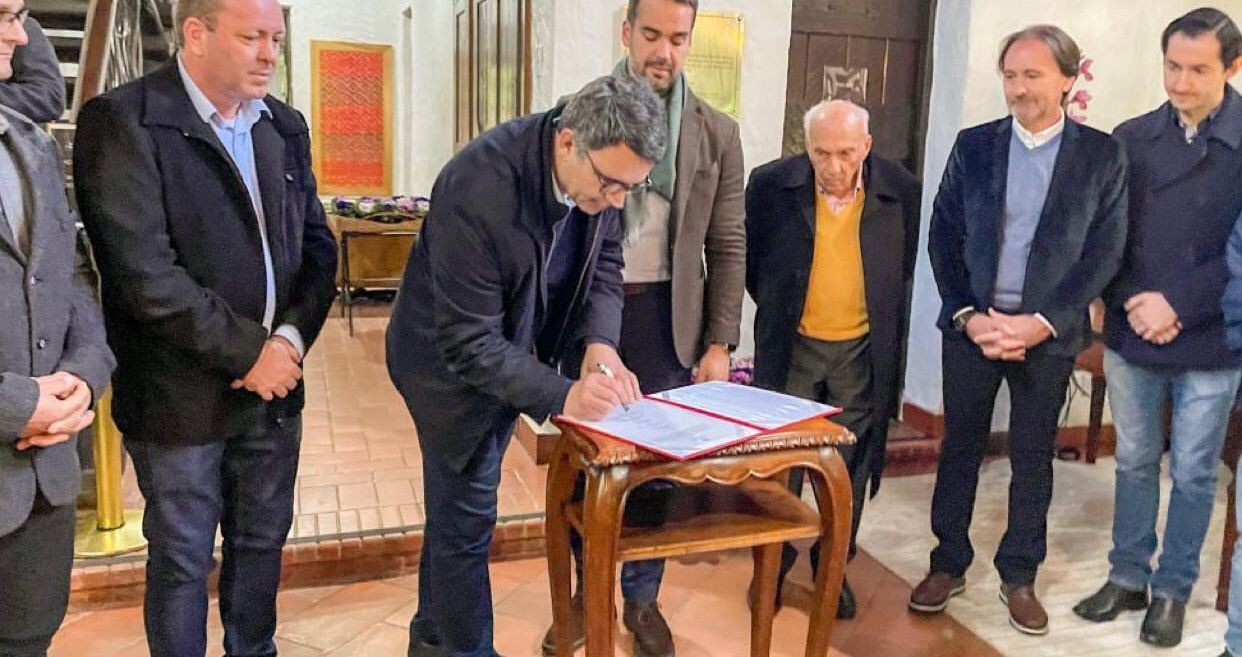 Assinatura de contrato garante a retomada da obra da ERS-734 