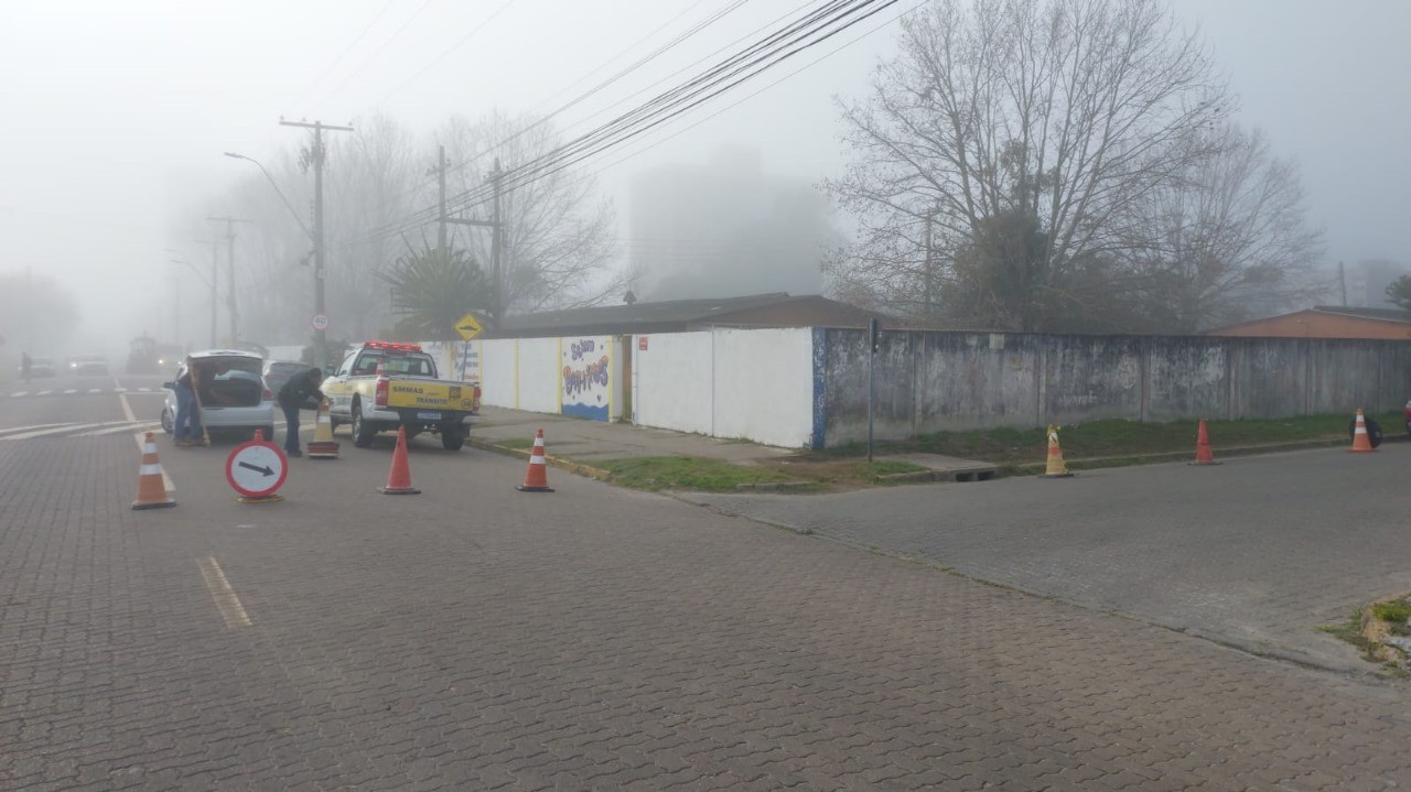 Conserto de calçamento interrompe trânsito em frente à escola Barão de Cêrro Largo