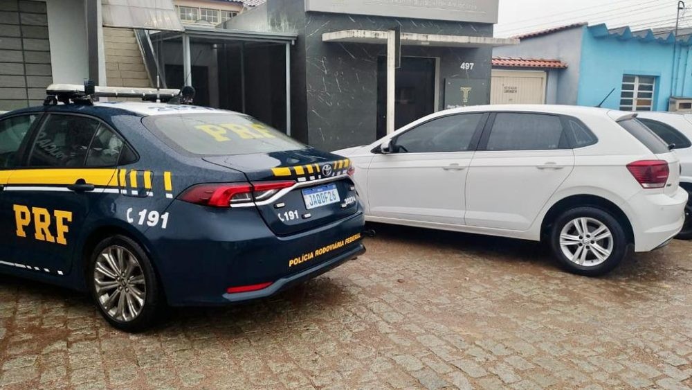 Mulher é presa trabalhando como motorista de aplicativo com carro roubado