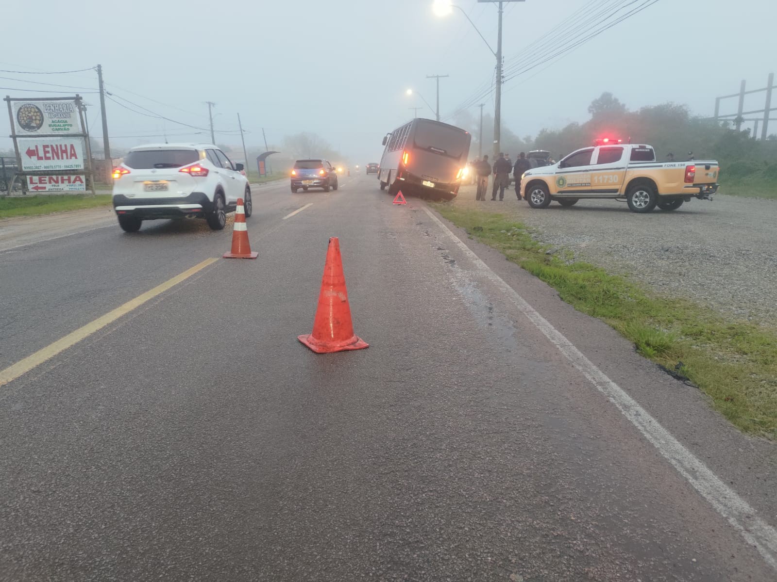 Ônibus da Marinha ladeia na ERS-734 e trânsito sofre desvio