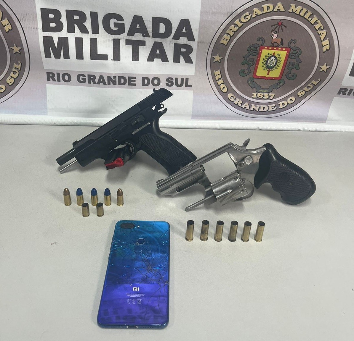 BM prende homem escondido dentro de valeta após tiroteio