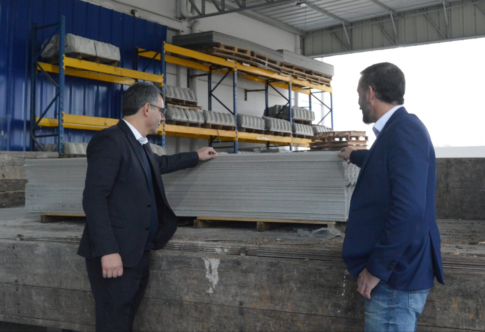 Prefeitura do Rio Grande recebe doação de telhas da Associação dos Bancários