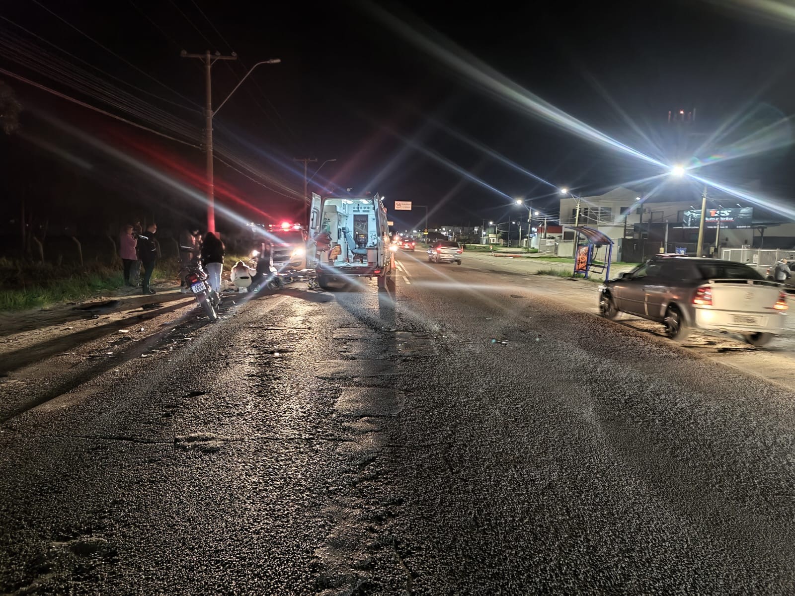 Motorista foge após colidir com moto e ferir homem em Rio Grande