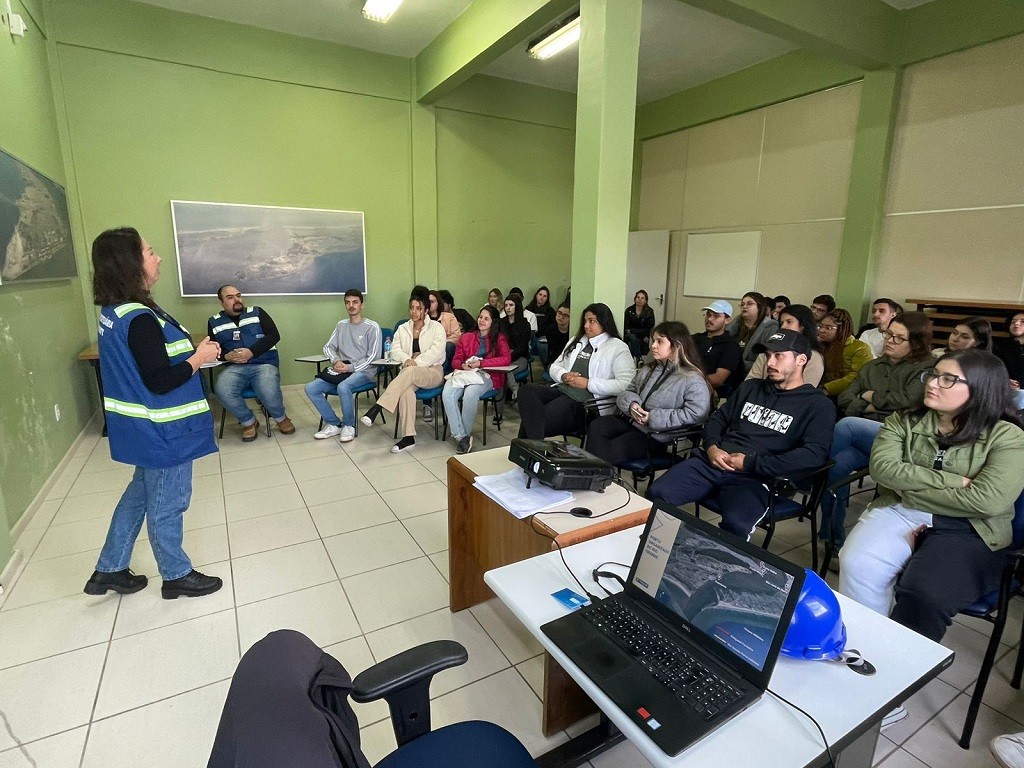 Alunos de Engenharia Ambiental da UFPel encerram Semana Acadêmica no Porto do Rio Grande