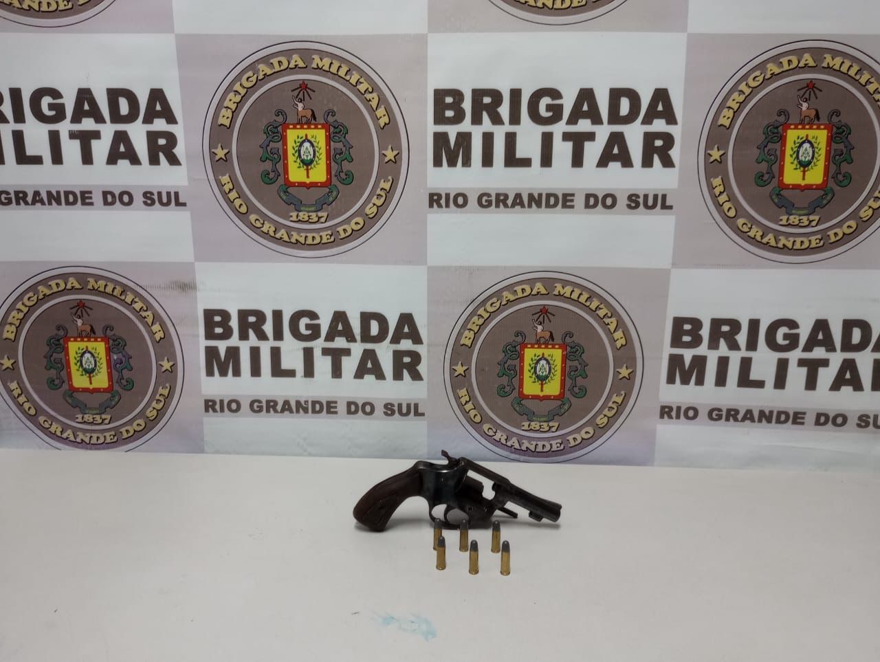 Adolescentes são flagrados com arma de fogo em moto com placa adulterada 