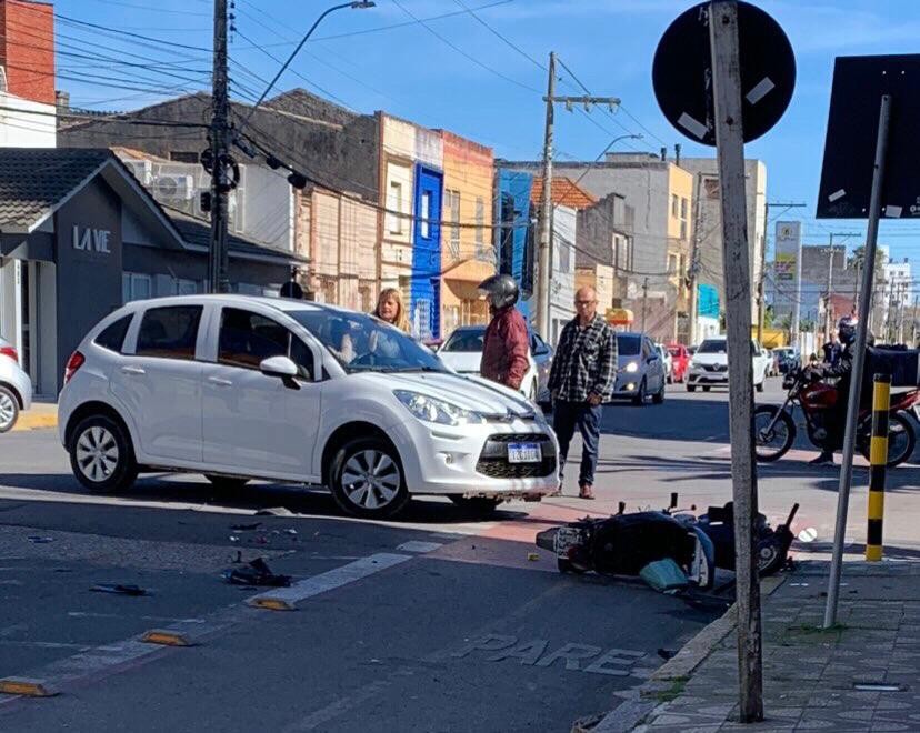 Acidente entre moto e carro deixa pessoa ferida no Centro de Rio Grande