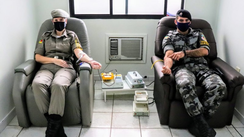 Policiais do 5º BPChoque realizam doação de sangue no Hemocentro de Pelotas