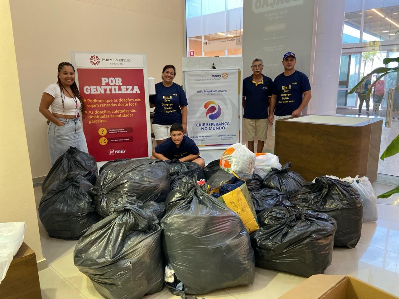 Partage Rio Grande, Rotary e Livraria Vanguarda unem forças e entregam roupas e materiais escolares à comunidade rio-grandina