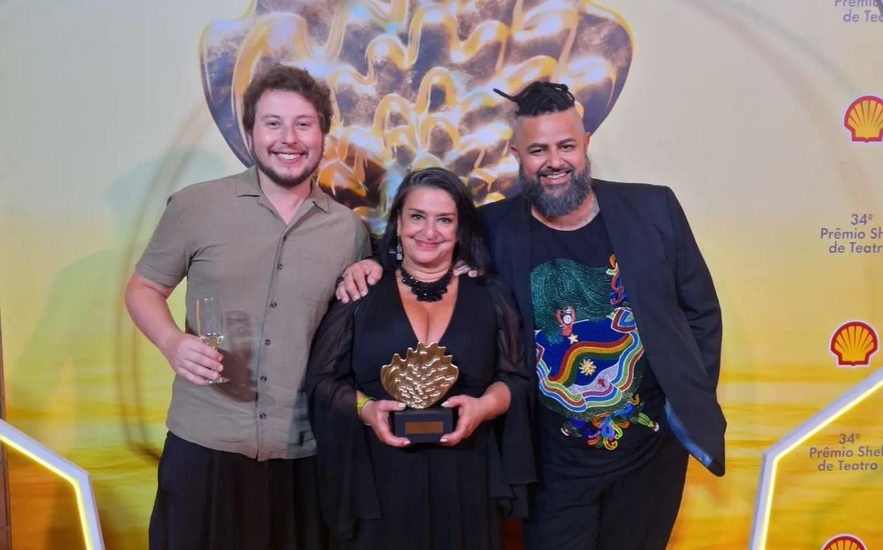 Atriz global rio-grandina, Grace Gianoukas, vence o Prêmio Shell de Teatro interpretando Dercy Gonçalves