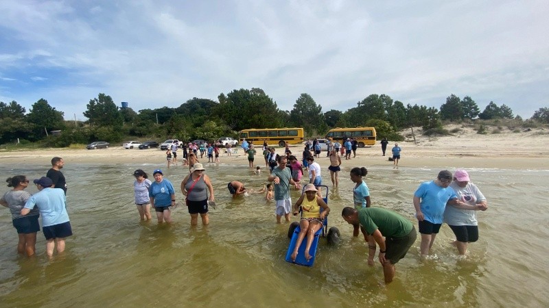 Projeto "Um Banho de Inclusão" estreia com sucesso na praia do Barranco