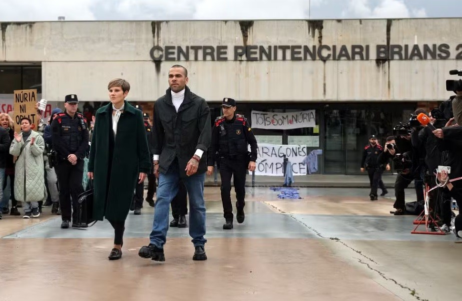 Em meio a protestos, Daniel Alves deixa a prisão em Barcelona