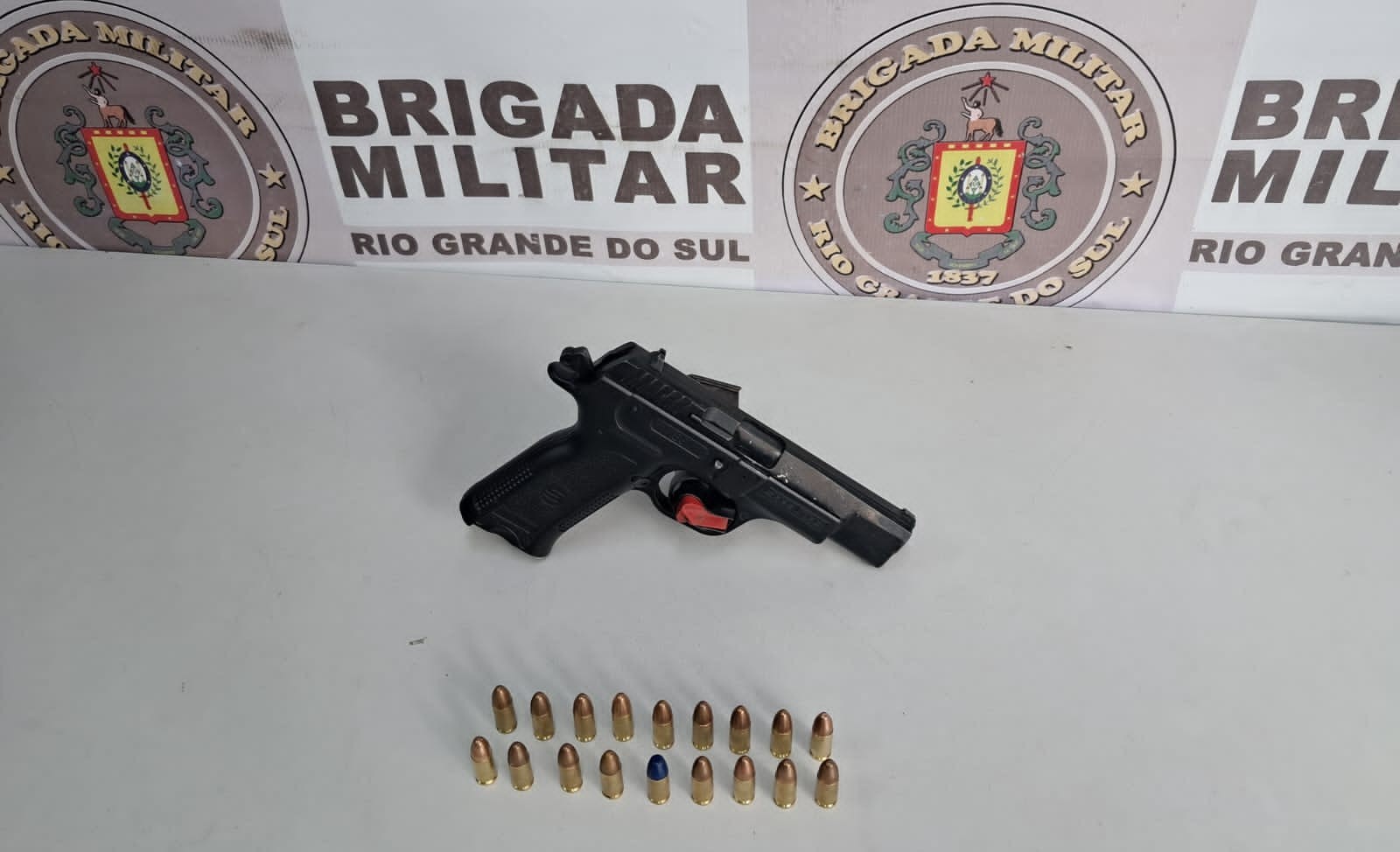 Brigada Militar prende homem por porte ilegal de arma de fogo no bairro Cidade de Águeda, em RG