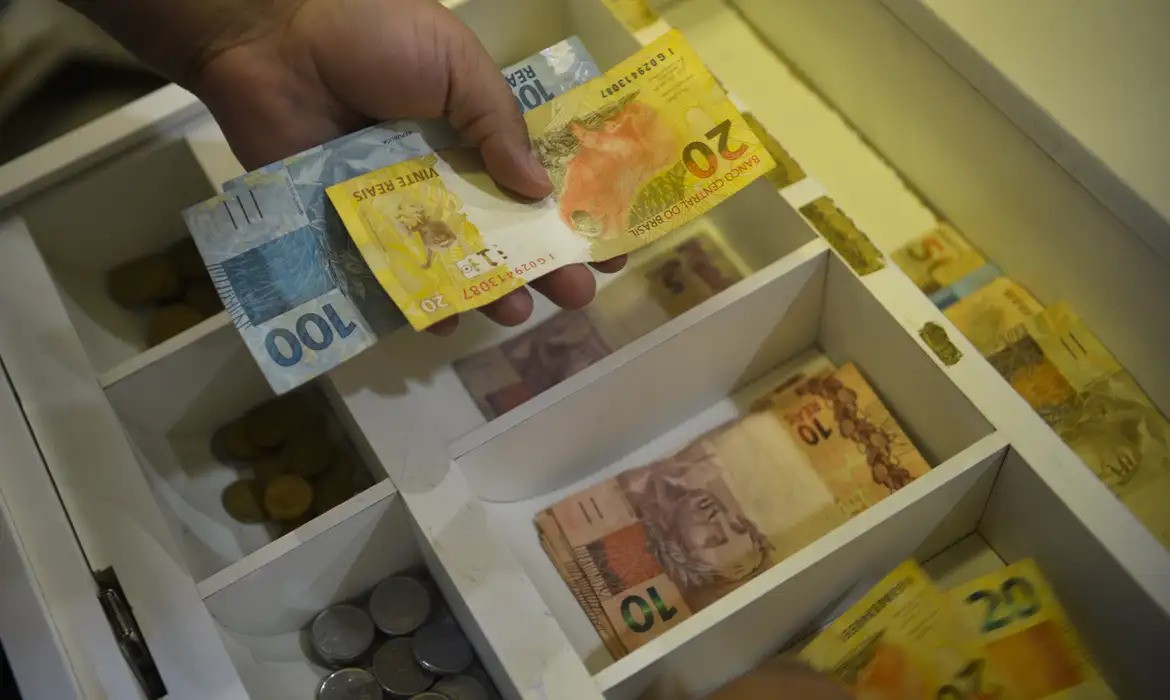 Governo federal prevê salário mínimo de R$ 1.502 para 2025