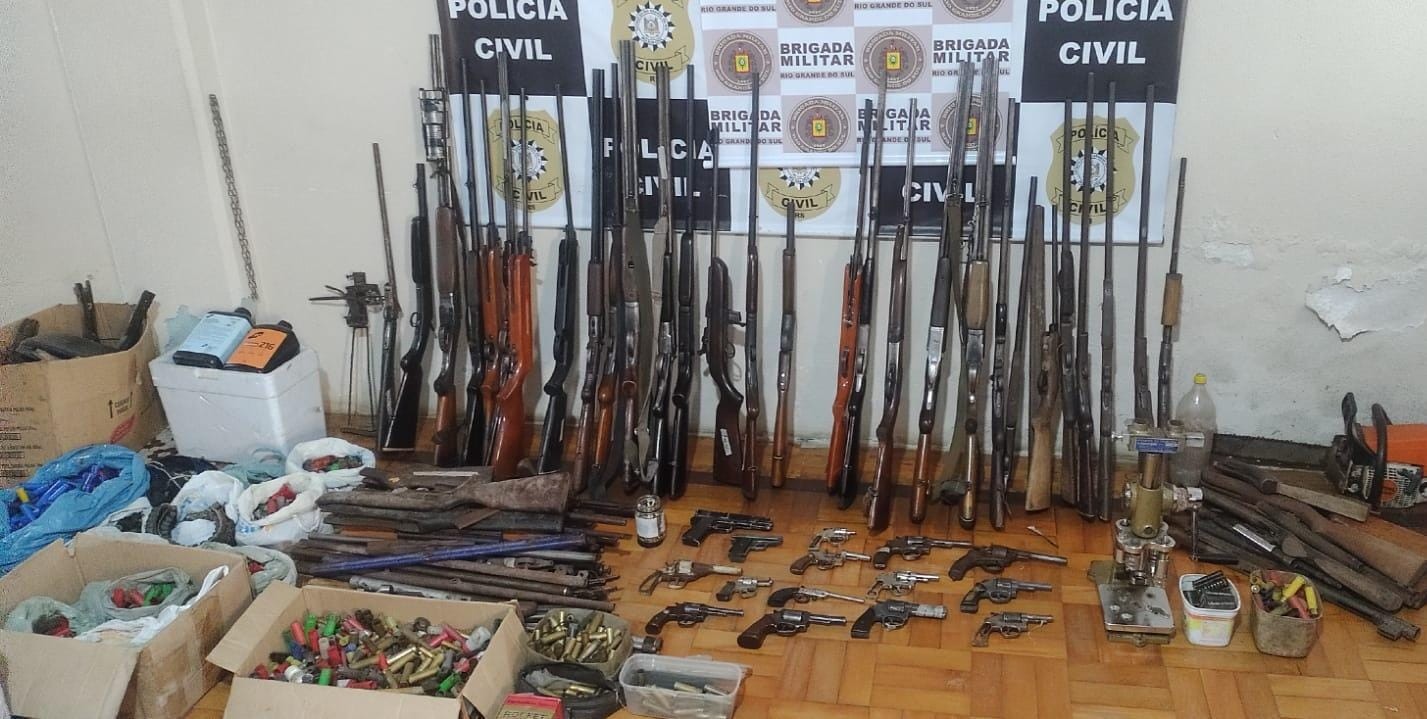 Polícia Civil e BM apreendem grande quantidade de armas em Piratini, na zona sul do Estado