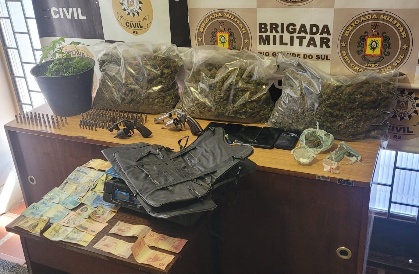 Três uruguaios são presos em Jaguarão; grande quantidade de droga é apreendida