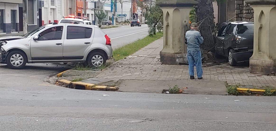 Carro adentra Igreja do Salvador em acidente no Centro de Rio Grande
