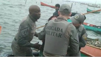 VÍDEO: policiais militares salvam mulher em surto na Lagoa dos Patos em Rio Grande