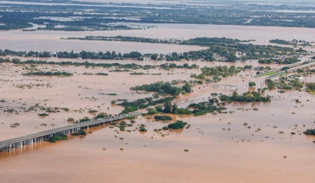 Sobe para 95 número de mortes decorrentes das enchentes no RS