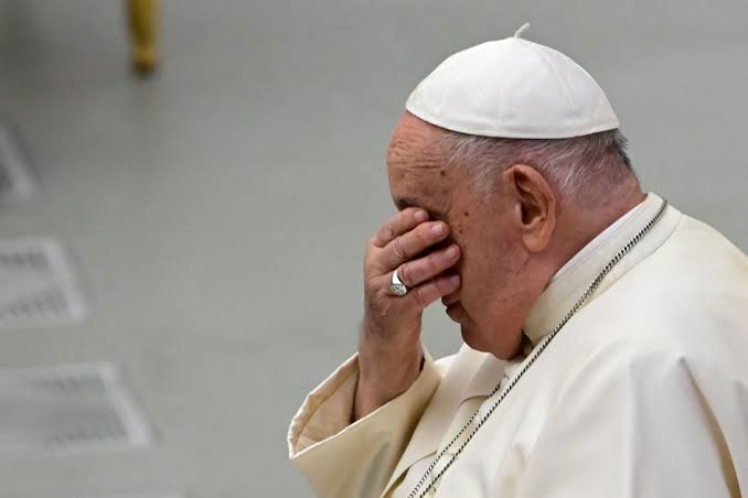 Papa critica a indústria de armas e faz apelo pela paz no mundo