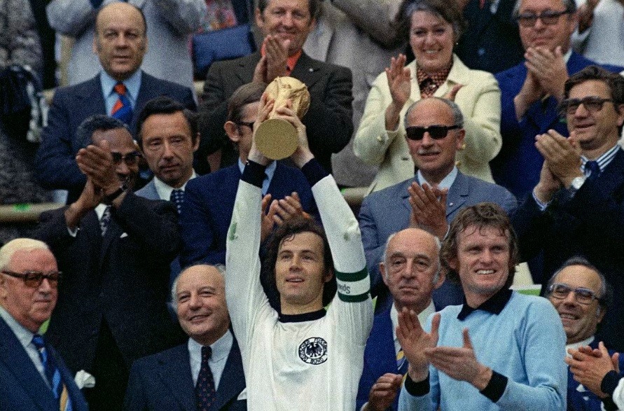 Franz Beckenbauer, alemão bi-campeão mundial, morre aos 78 anos