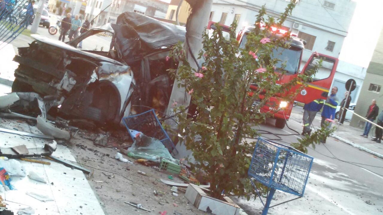 Carro explode e duas pessoas morrem na Cidade Nova