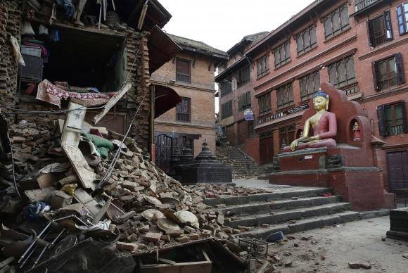 Sobe o número de vítimas no Nepal