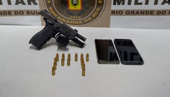 Brigada Militar prende homem e apreende adolescente por porte ilegal de arma de fogo, em Rio Grande