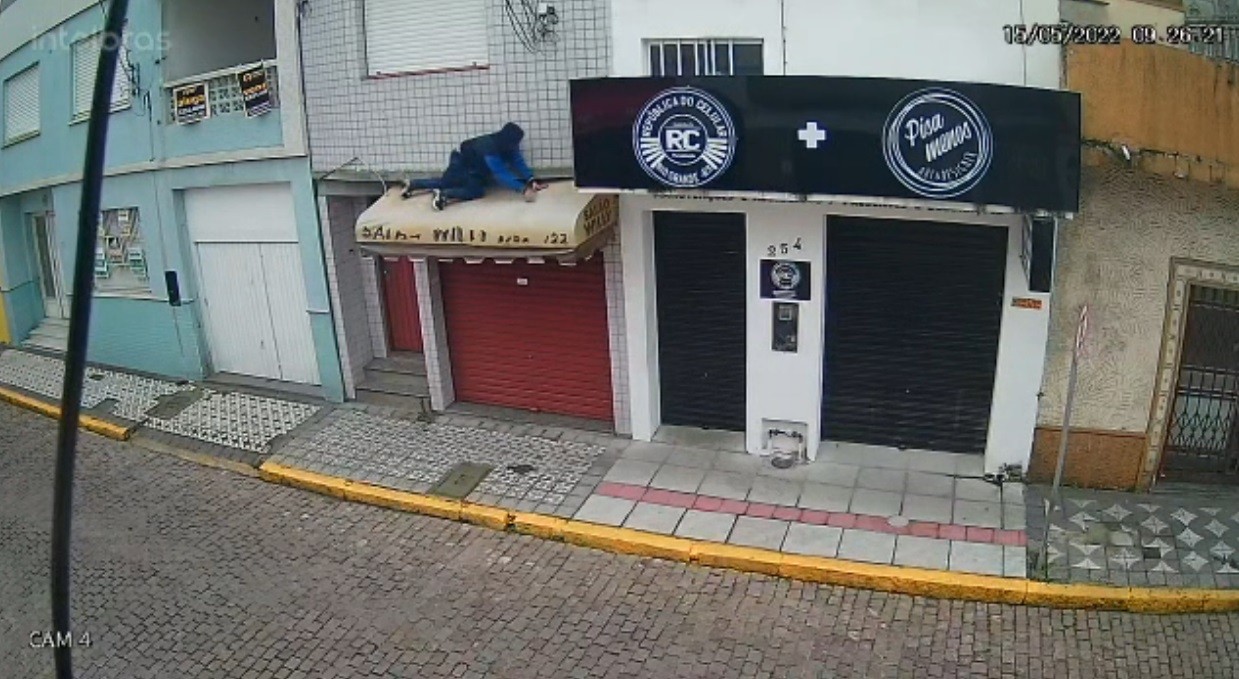 VÍDEO: câmeras de segurança flagram homem invadindo estabelecimento no Centro de Rio Grande e furtando produtos