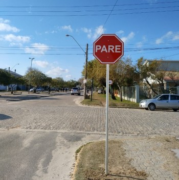 Após demanda da comunidade, SMMAS conserta placa de sinalização no Balneário Cassino