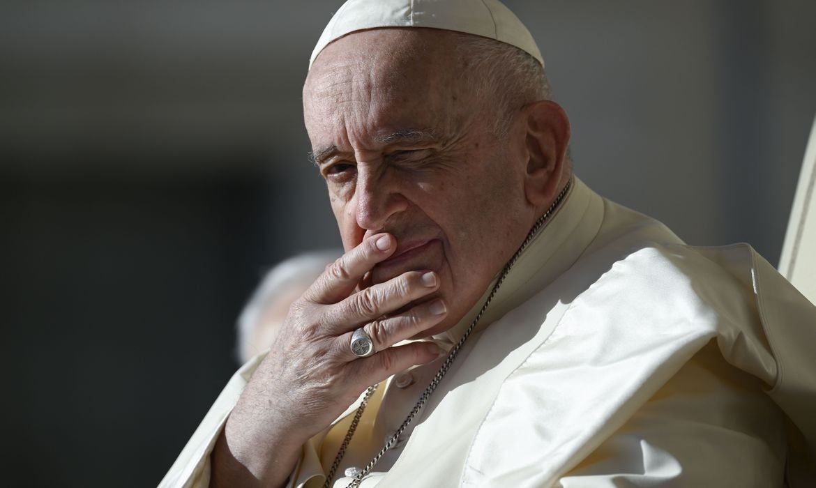  Lembrem-se da guerra e dos pobres, diz o papa em mensagem de Natal