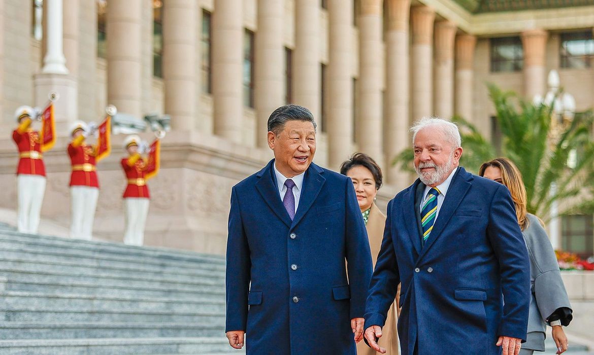 Lula e o presidente da China, Xi Jinping, assinam 15 acordos comerciais e de parceria
