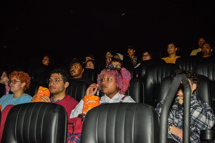 Furg promove sessão de cinema para alunos da Casa do Estudante