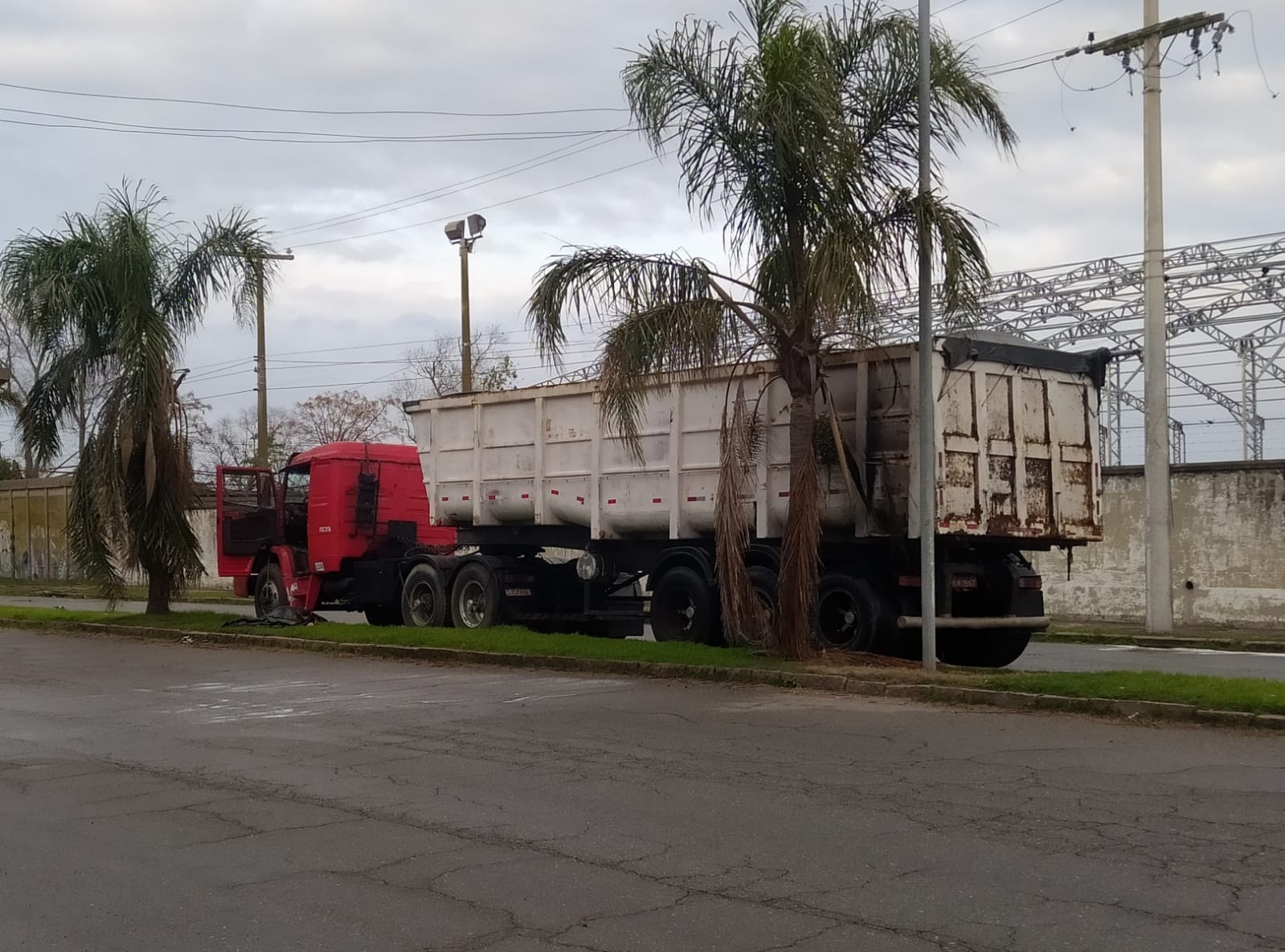 Caminhoneiro eletrocutado